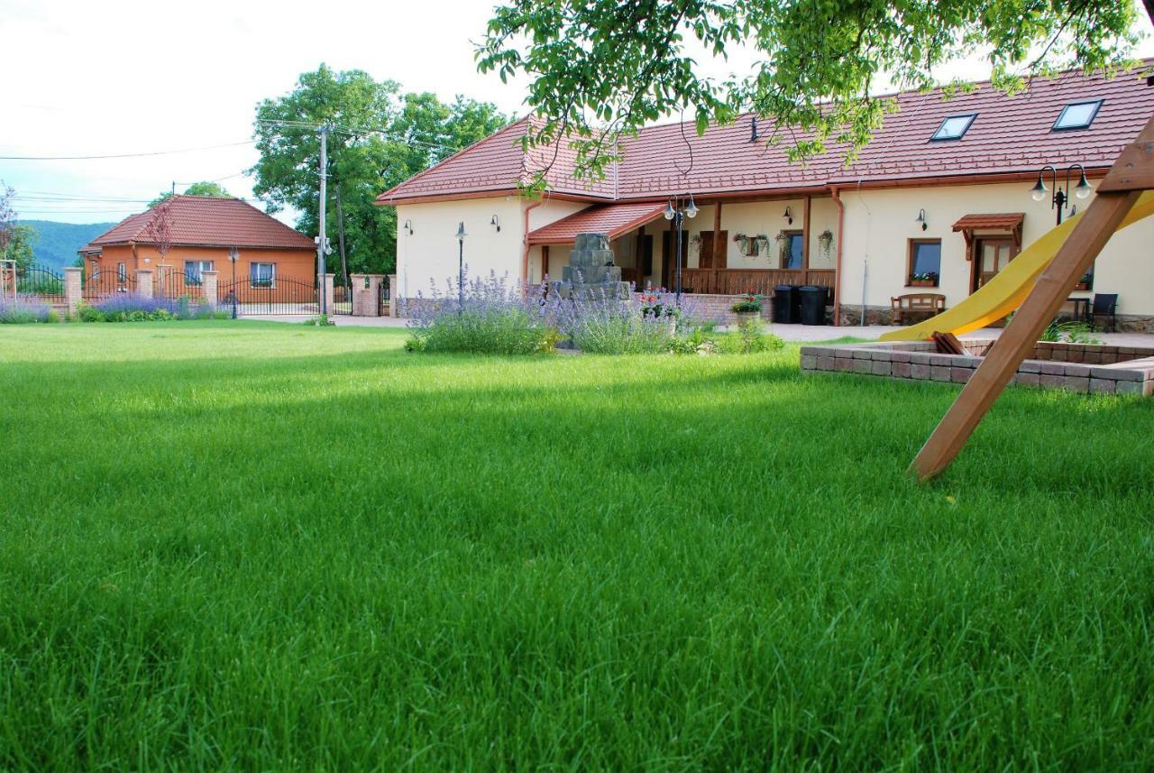 Ubytovanie Tri Ruze Krasnohorske Podhradie Ngoại thất bức ảnh