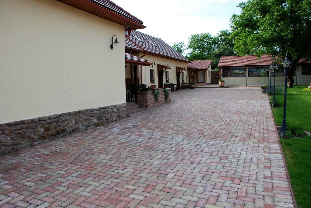 Ubytovanie Tri Ruze Krasnohorske Podhradie Ngoại thất bức ảnh
